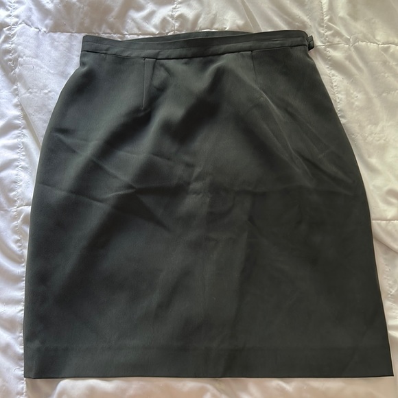 Banana Republic Dresses & Skirts - Banana Republic 100% silk knee length pencil skirt